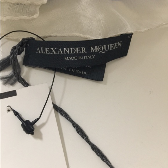 BNWT Alexander McQueen skull pattern scarf - Picture 3 of 4